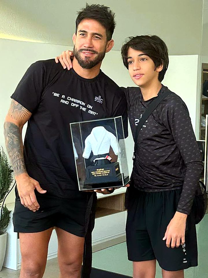 Filho entregando o Troféu Kimono ao pai, seu primeiro mestre
