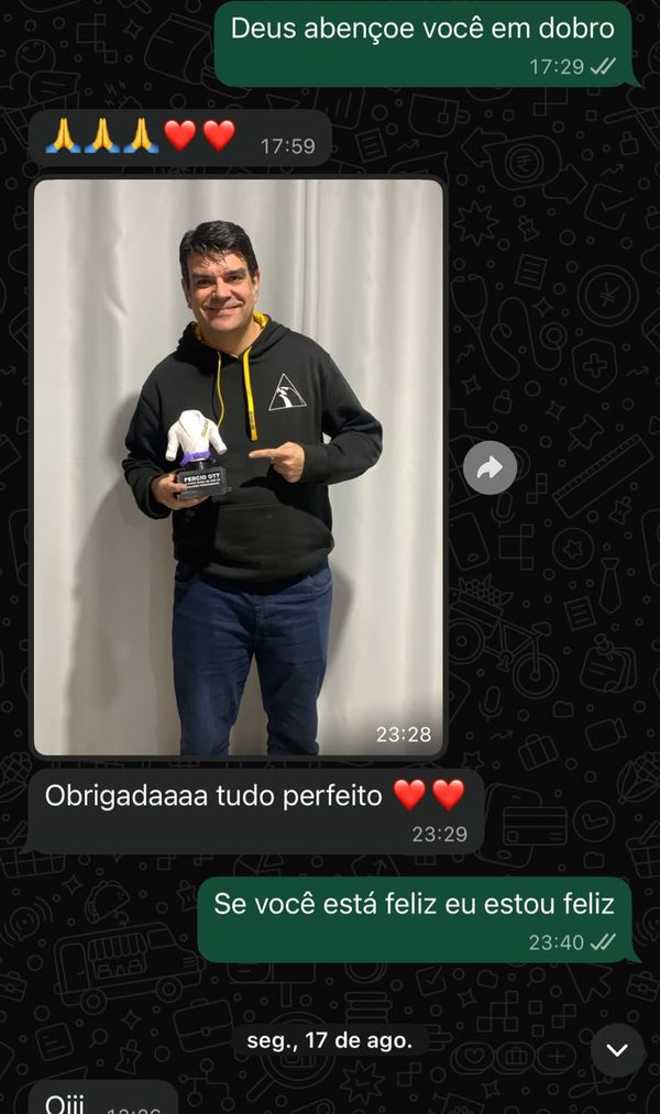 Print de conversa no WhatsApp: Cliente envia foto do presenteado e diz que ficou tudo perfeito