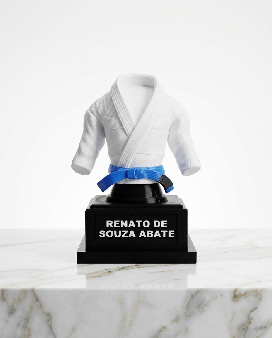 Troféu Kimono branco de 16 cm com faixa azul e placa com nome