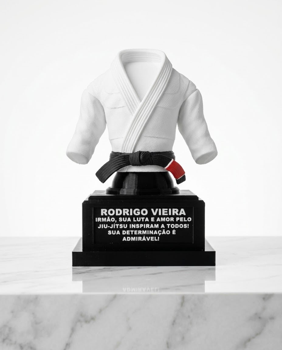 Troféu Kimono branco de 20 cm com faixa preta e placa com nome e mensagem
