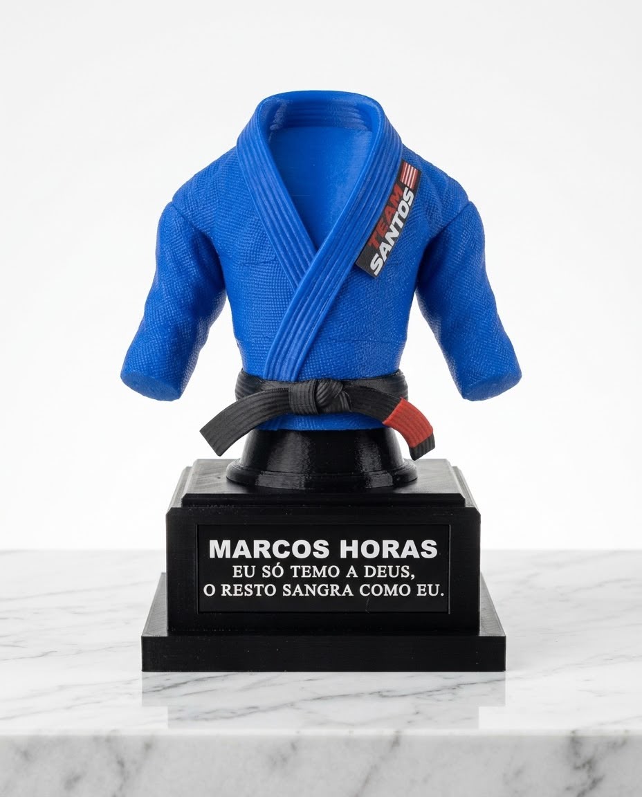 Troféu Kimono azul de 25 cm com logo na lapela